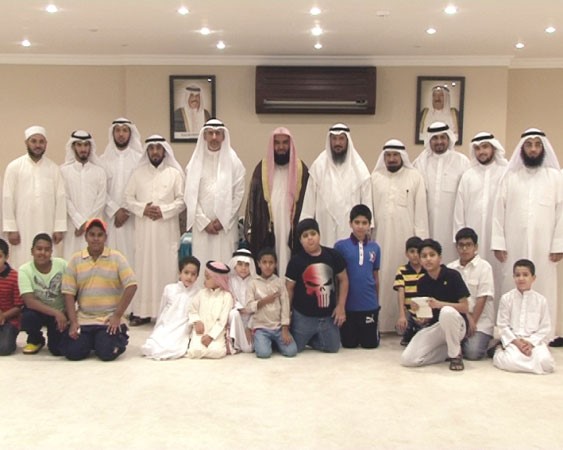 عبدالله المسباح والعميد الركن عبدالعزيز الريس مع الحضور في حلقة تحفيظ القران ﻿