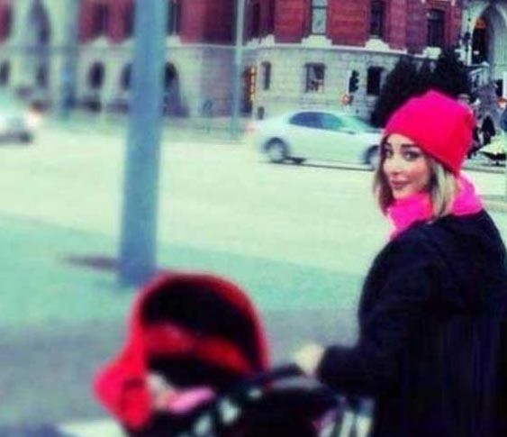 شاهد الصورة: بسمة بوسيل زوجة تامر حسني تتجول برفقة إبنتهما