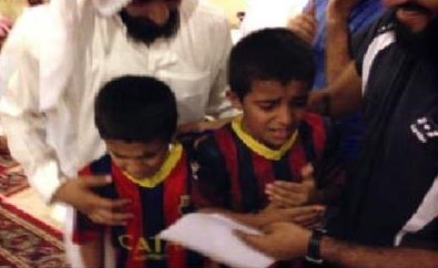 صورة لطفلين يبكيان في أحد الملتقيات الدعوية تثير جدلاً في "تويتر" 
