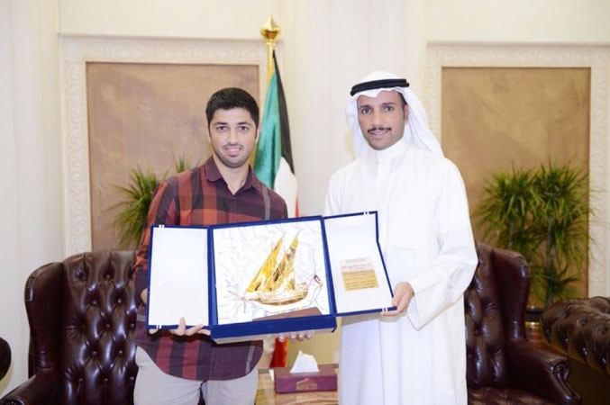 رئيس مجلس الامة مرزوق الغانم يتسلم درعا من الشمالي 