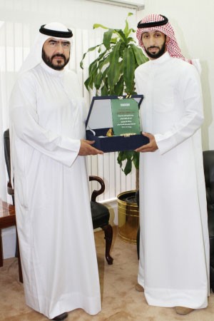 النائب سعدون حماد يتلقى درعا من محمد يوسف