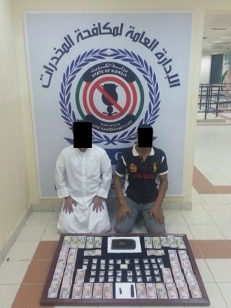 المتهمان وامامهما المضبوطات﻿
