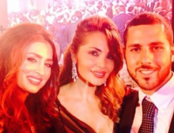 بالصور.. راغب علامة منسجماً تماما مع زوجته