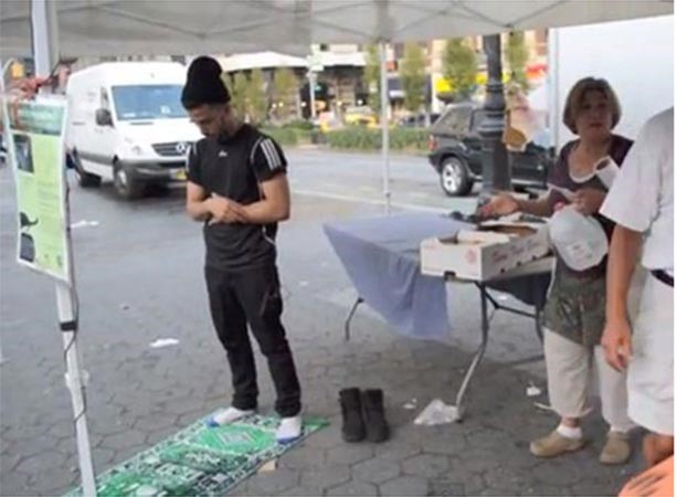بالفيديو.. ردود فعل غير متوقعة لأميركيين شاهدوا شاباً مسلماً يصلي بمكان عام