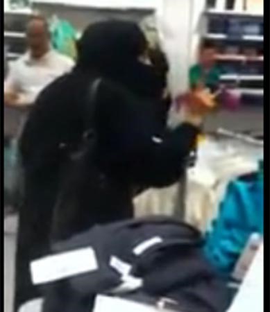 بالفيديو.. مشادة ساخنة بين سيدة ورجل هيئة ناصحها بتغطية وجهها