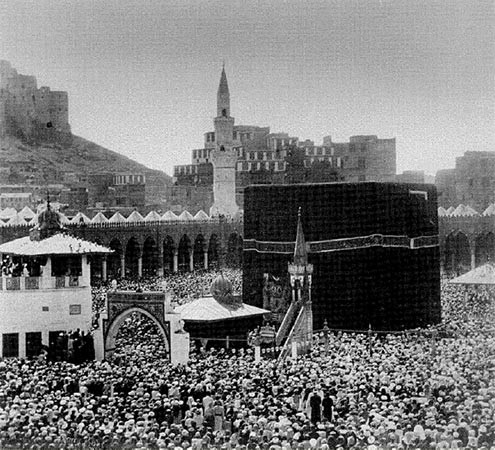 الصورة الاولى في 1880 للطواف اثناء الحج