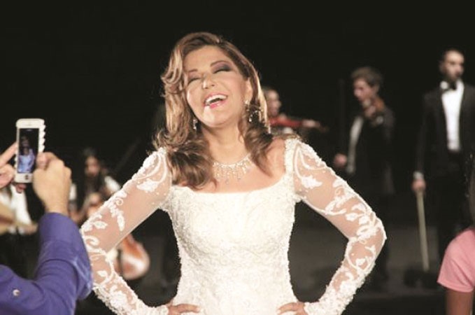 سميرة سعيد بفستان الزفاف﻿