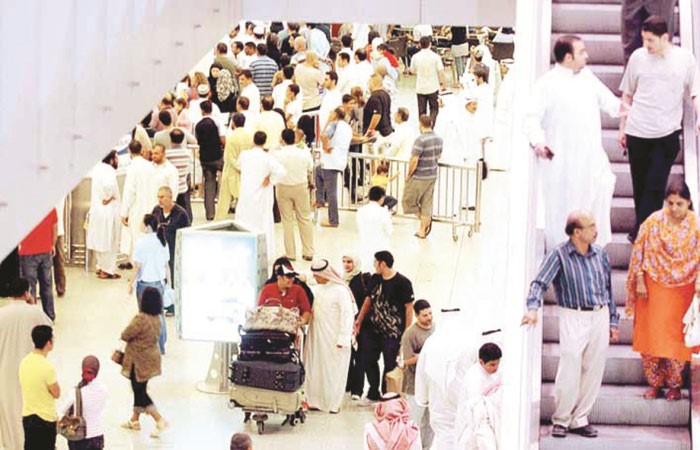 زحام كبير تشهده صالات السفر في مطار الكويت الدولي ﻿