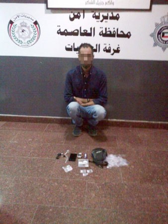 الايراني المزور وامامه المضبوطات﻿