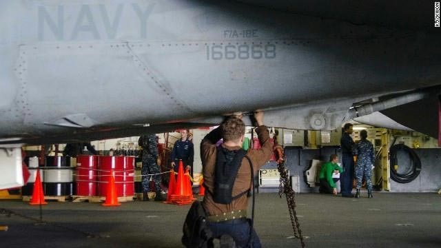 بالصور .. من على متن أقوى بارجة في العالم