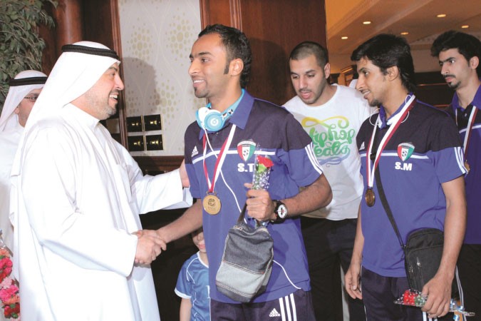 الشيخ طلال الفهد يهنئ المكيمي باللقب الخليجي