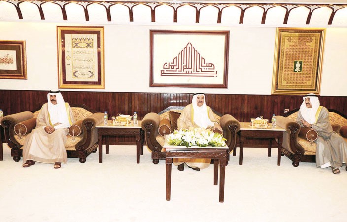 صاحب السمو الامير الشيخ صباح الاحمد وسمو ولي العهد الشيخ نواف الاحمد وجاسم الخرافي داخل المسجد الكبير 