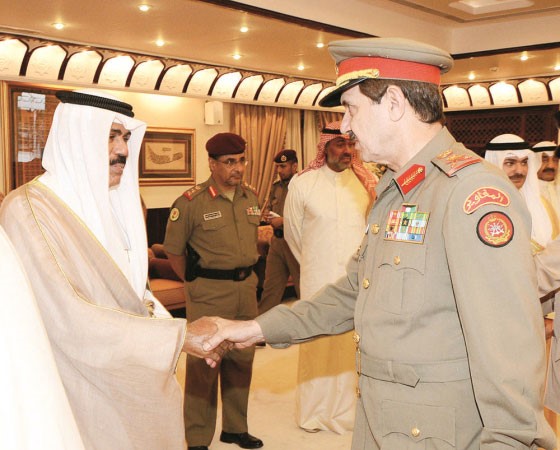 سمو ولي العهد الشيخ نواف الاحمد مستقبلا احد المهنئين