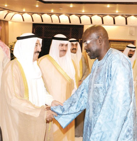 صاحب السمو الامير مصافحا السفير عبد الاحد امباكي