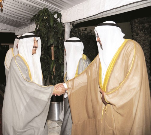جاسم الخرافي مصافحا احد المهنئين