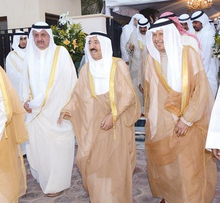 سمو الامير والسفير احمد الفهد وعيسى الكندري لدى خروجهم من المسجد الكبير