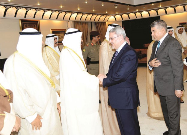 السفير العراقي مهنئا الشيخ فيصل السعود ويبدو الشيخ مبارك الفيصل