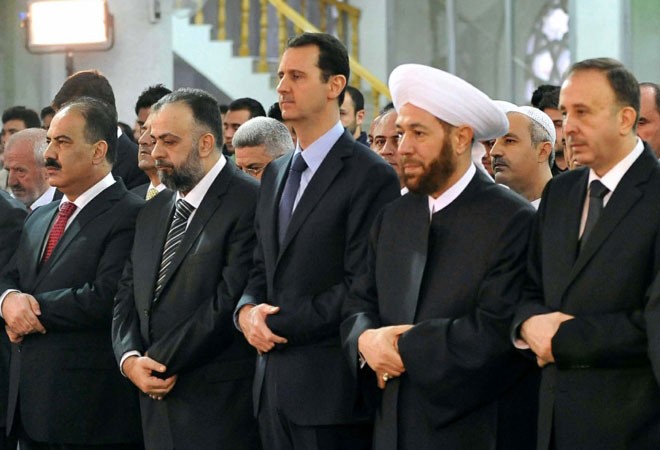 الرئيس بشار الاسد خلال صلاة العيد في احد مساجد دمشقافپ