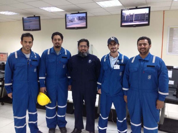 لقطة جماعية ليوسف الكندري مع العاملين ﻿