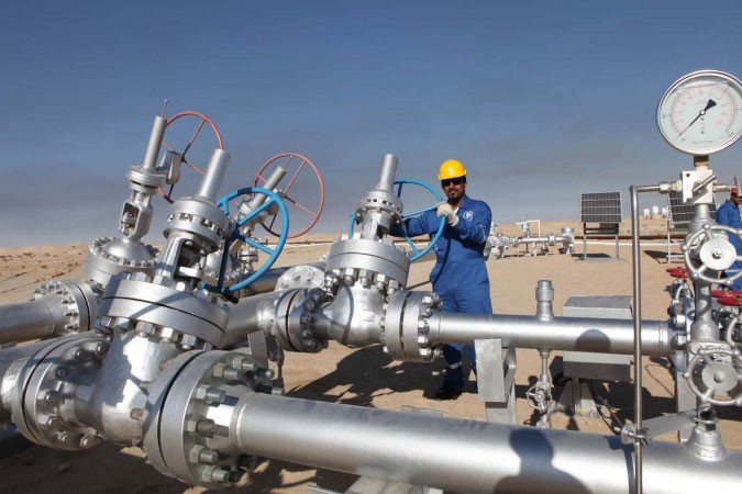 عمل متواصل على مدار الساعة في حقول ومنشات النفط والغاز ﻿