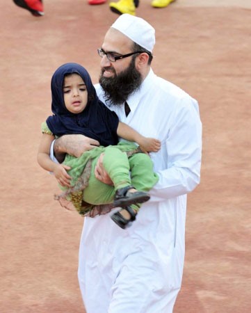 اب يصطحب طفلته لاداء الصلاة﻿