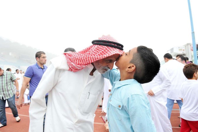 قبلة على الراس وتهنئة بالعيد﻿