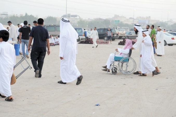 في الطريق لاداء الصلاة﻿