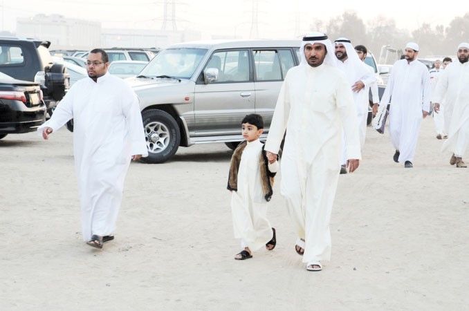 اب يصطحب ابنه لاداء الصلاة﻿