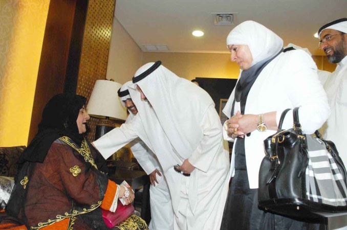 الوكيل المطيري يعايد احدى النزيلات ﻿