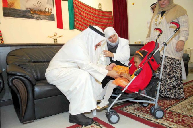 تقديم هدية لطفلة ﻿