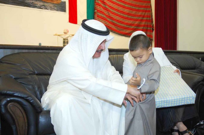 عيدية لاحد الاطفال ﻿