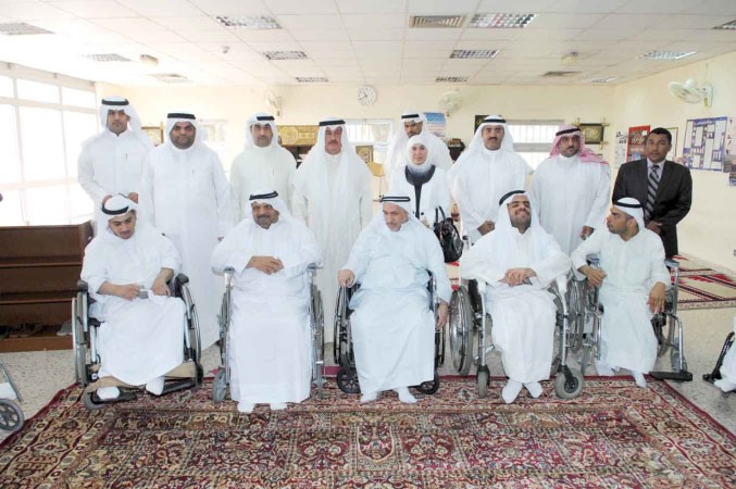 عبد المحسن المطيريود فاطمة الملا يتوسطان عددا من العاملين والنزلاء	اسامة ابو عطية﻿