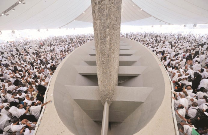 الحجاج اثناء رمي الجمرة الكبرى ﻿