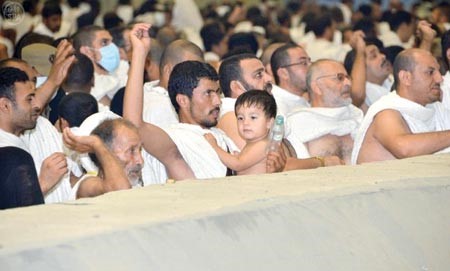 حشد من ضيوف الرحمن اثناء رميهم جمرة العقبة الكبرى