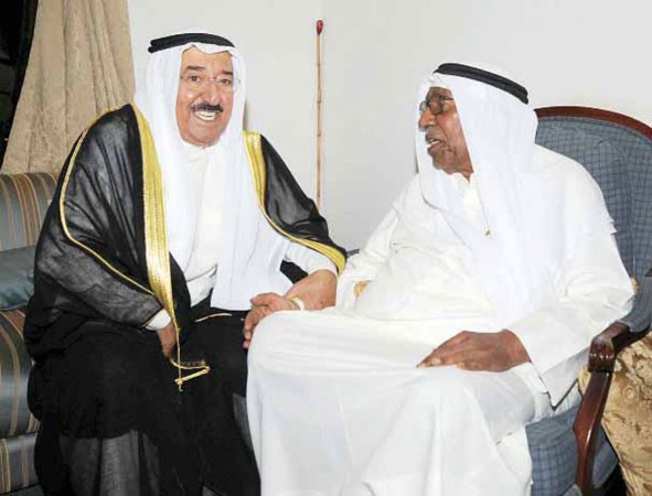 صاحب السمو الامير الشيخ صباح الاحمد مع الراحل عقاب الخطيب في احدى المناسبات﻿
