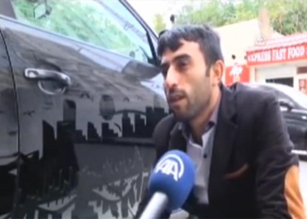 بالفيديو.. عامل كراج يحول غبار السيارات إلى لوحة فنية