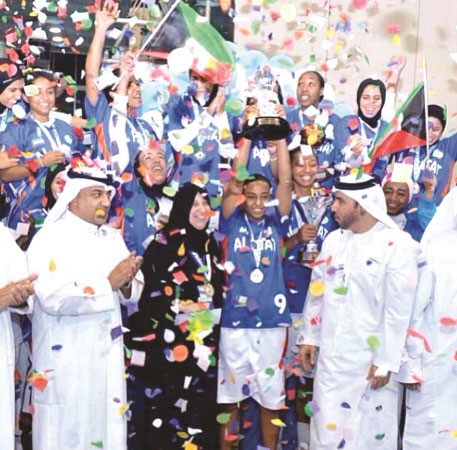 فرحة اللاعبات على منصة التتويج﻿