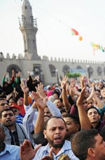انصار الرئيس المعزول دمحمد مرسي خلال تظاهرة لهم امام مسجد عمرو بن العاص رويترز
