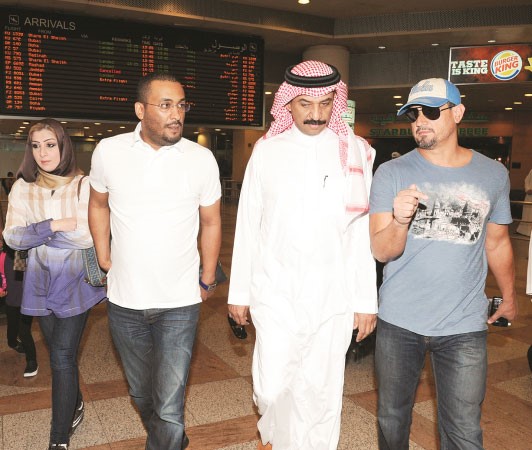  الجوهر مع احمد الدوغجي ومحمد الهاجري والمعدة شيماء دشتي في المطار	قاسم باشا﻿