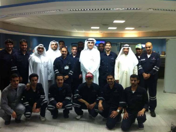 العدساني والمطيري مع العاملين بغرفة التحكم بعمليات الغاز بالاحمدي﻿