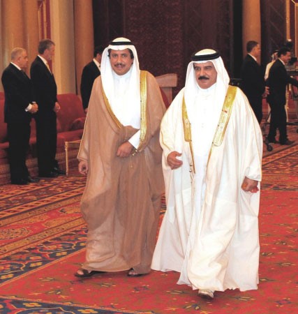 الملك حمد بن عيسى خلال لقائه السفير الشيخ عزام الصباح