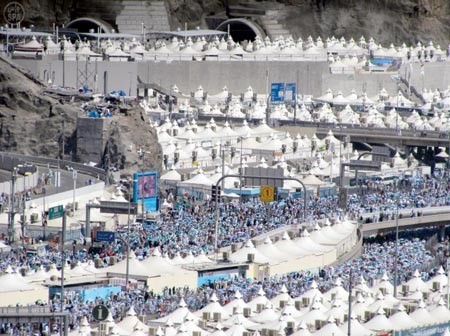 حجاج بيت الله واصلوا رمي الجمرات في أول أيام التشريق