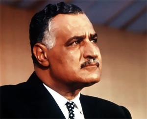 بالفيديو.. مسن مصري يبكي على قبر عبدالناصر : " أصحى يا أبو خالد " 