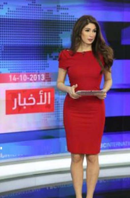 مذيعة لبنانية توضح قصة ثوبها الأحمر الذي أثار الجدل يوم دفن وديع الصافي