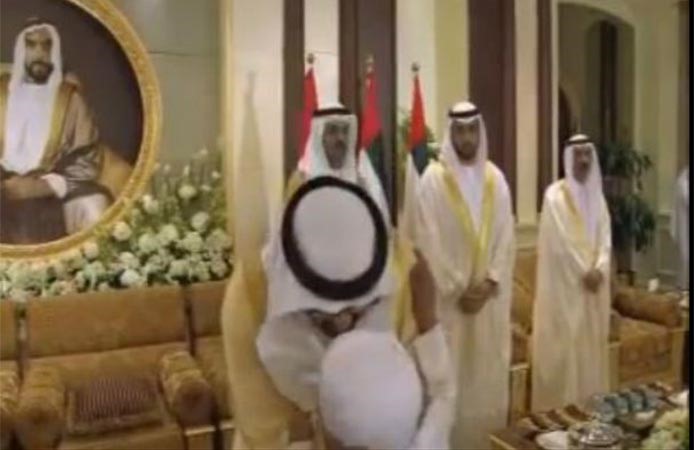 بالفيديو.. طفل إماراتي يقدم العيدية لولي عهد أبوظبي بطريقة عفوية.. والضحك سيد الموقف