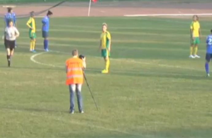 بالفيديو.. مصوّر «ركلة الجزاء» النسائية .. تحوّل إلى «أضحوكة»
