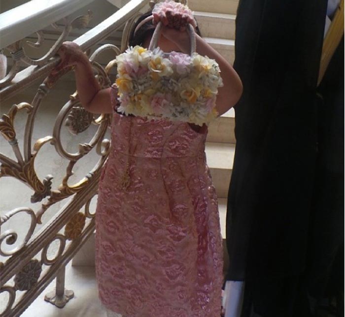 بالصور.. أحلام تغطي وجه بناتها بالزهور.. والجمهور يسخر