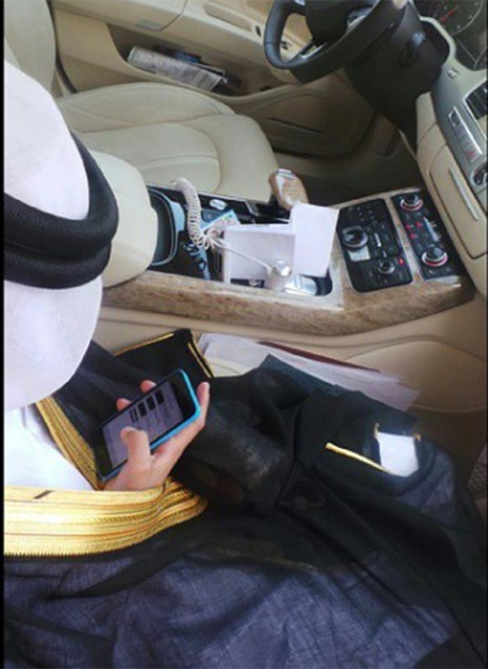 بالصور.. أحلام تغطي وجه بناتها بالزهور.. والجمهور يسخر