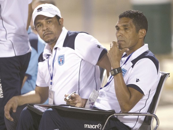 المدرب البرازيلي جانسينيز داسيلفا ومساعده وليد نصار﻿