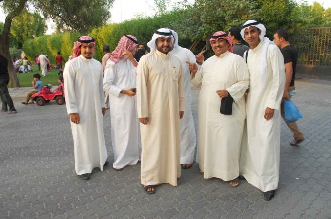 مجموعة من الشباب خلال نزهة في الحديقة﻿